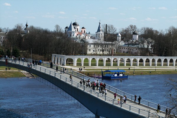 Вид на мост через р. Волхов и аркаду Гостинного двора
